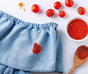 Cum scoti petele de suc de rosii de pe haine