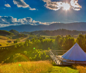 Glamping vs Camping