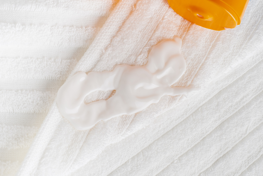 Indepartarea petelor de crema solara