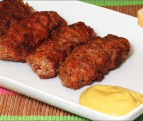 Mici de casa in sos picant