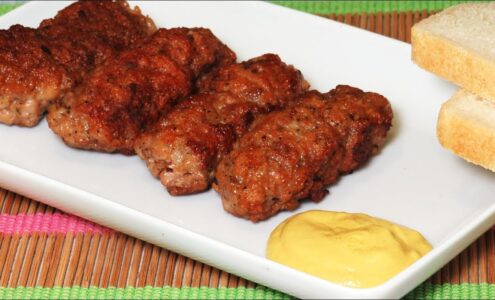 Mici de casa in sos picant