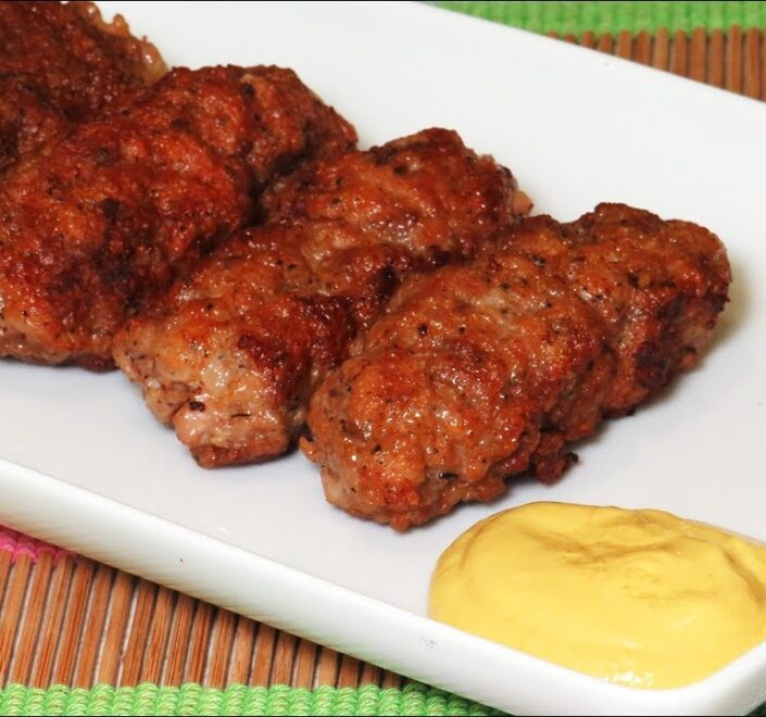 Mici de casa in sos picant