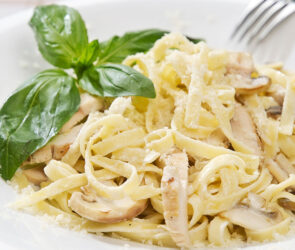 Tagliatelle-cu-piept-de-pui-si-parmezan
