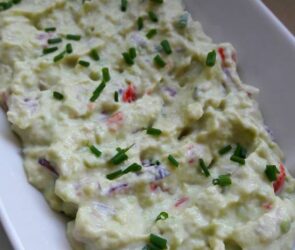 Pasta de avocado cu branza